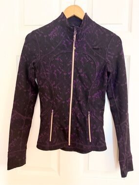 Lululemon Forme Jacket II *Textured
Beautiful Baroque Deep Zinfandel